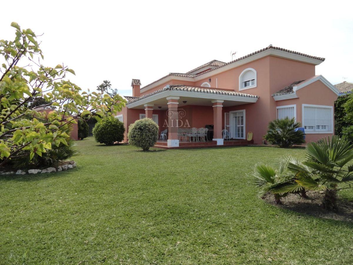 For sale of villa in Estepona