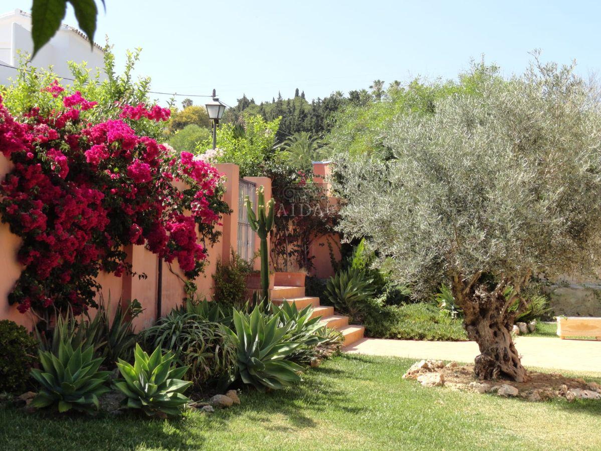 For sale of villa in Estepona