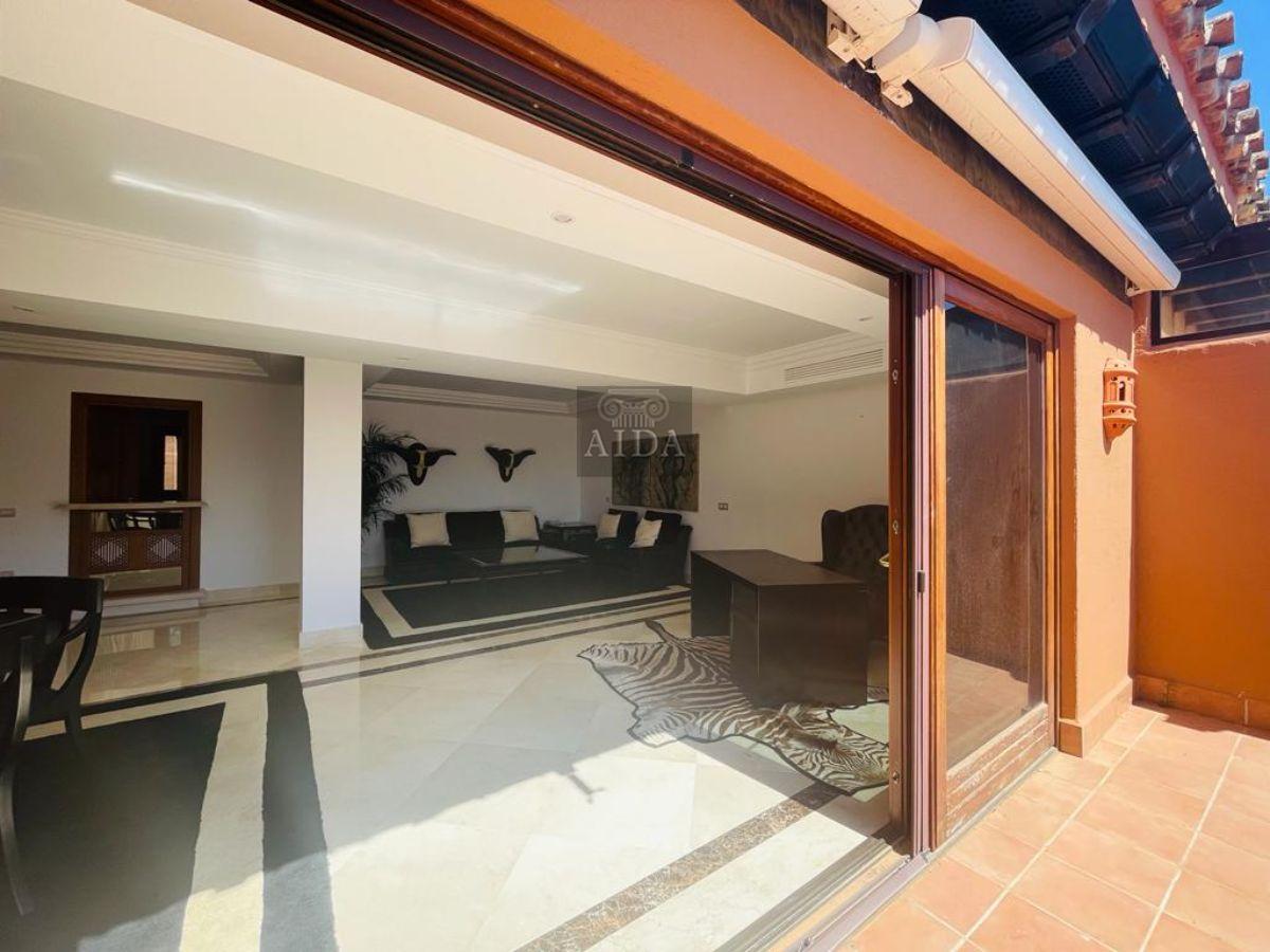 For sale of penthouse in Estepona