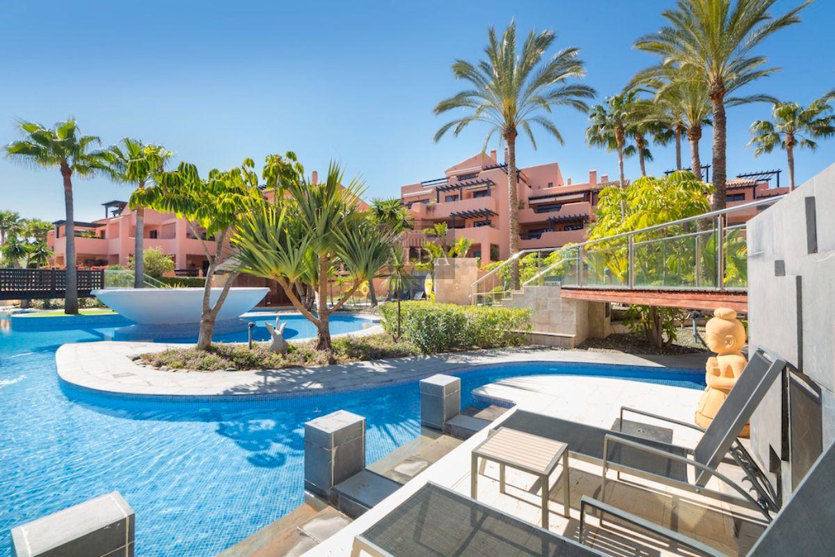 For sale of penthouse in Estepona