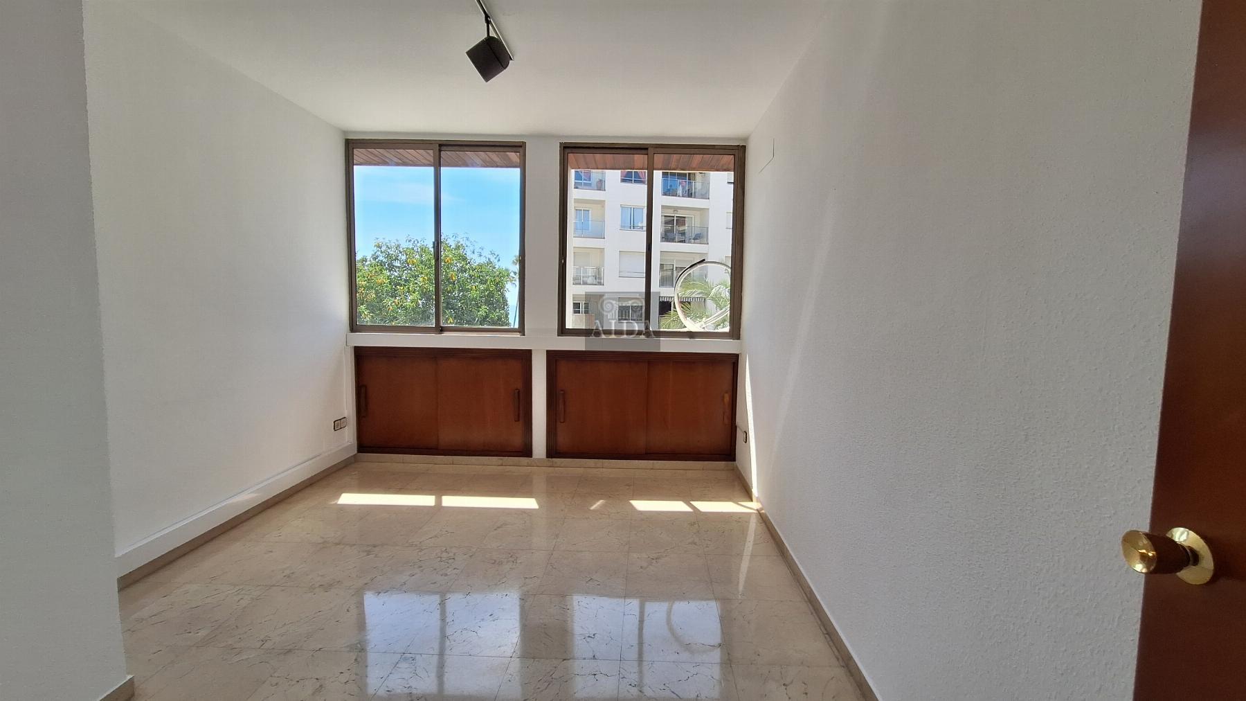 For rent of office in Estepona
