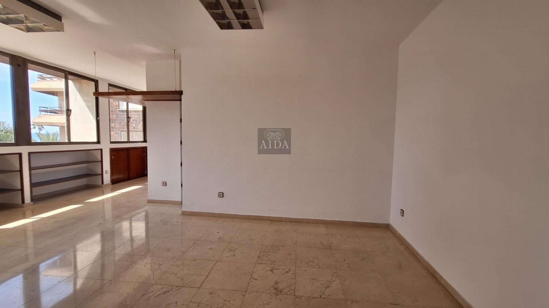 For rent of office in Estepona