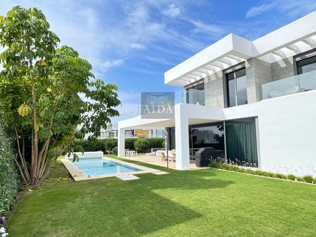 For sale of chalet in Estepona