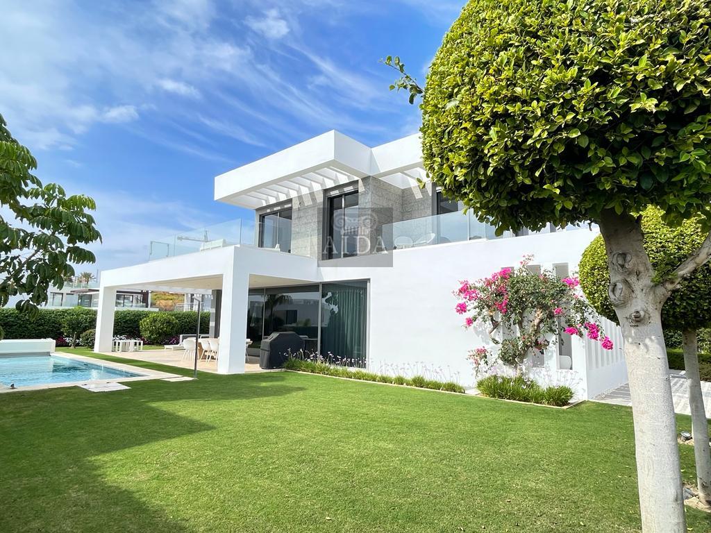 For sale of chalet in Estepona