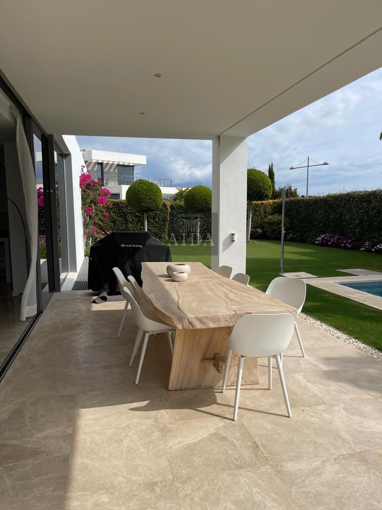 For sale of chalet in Estepona