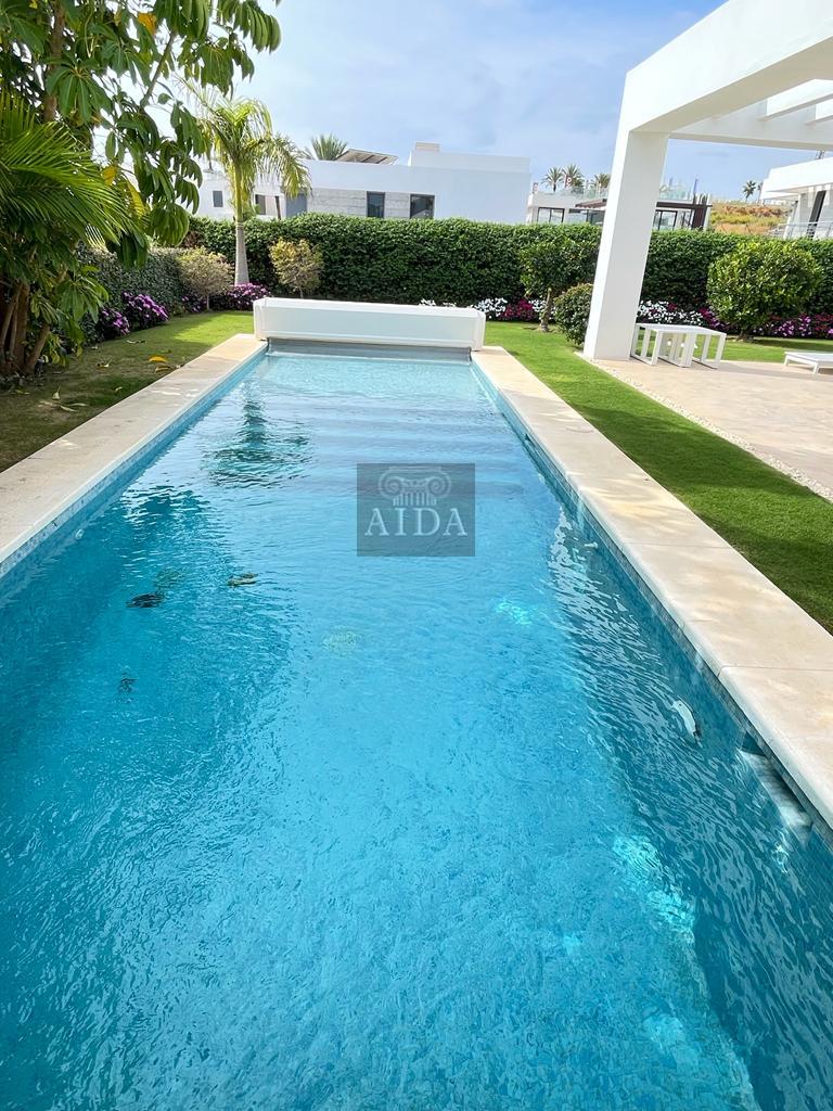 For sale of chalet in Estepona