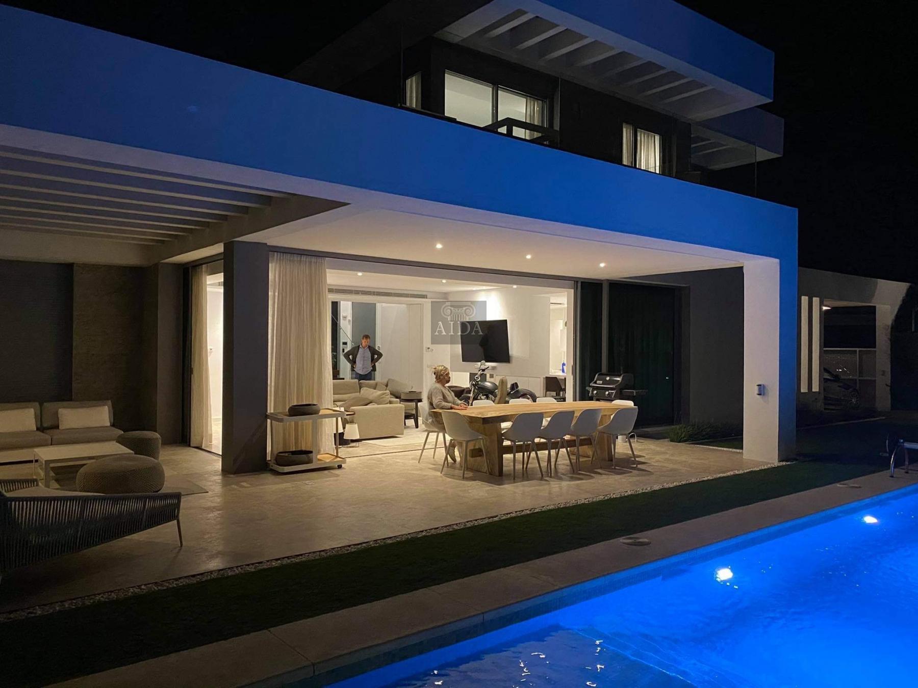 For sale of chalet in Estepona