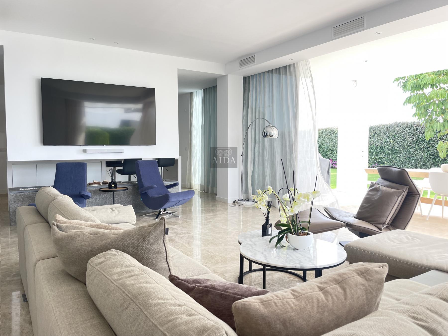 For sale of chalet in Estepona