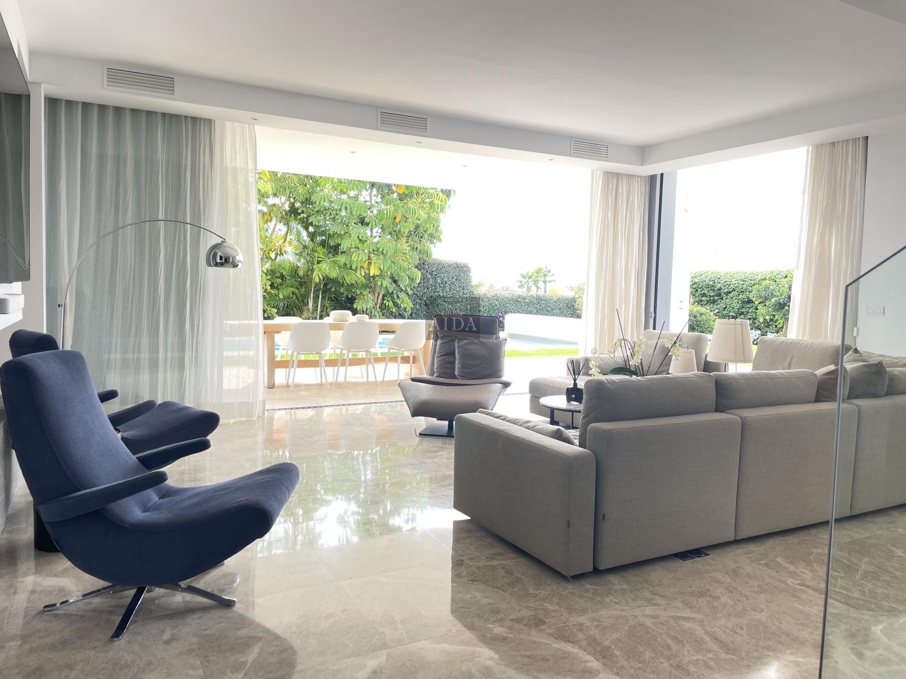 For sale of chalet in Estepona