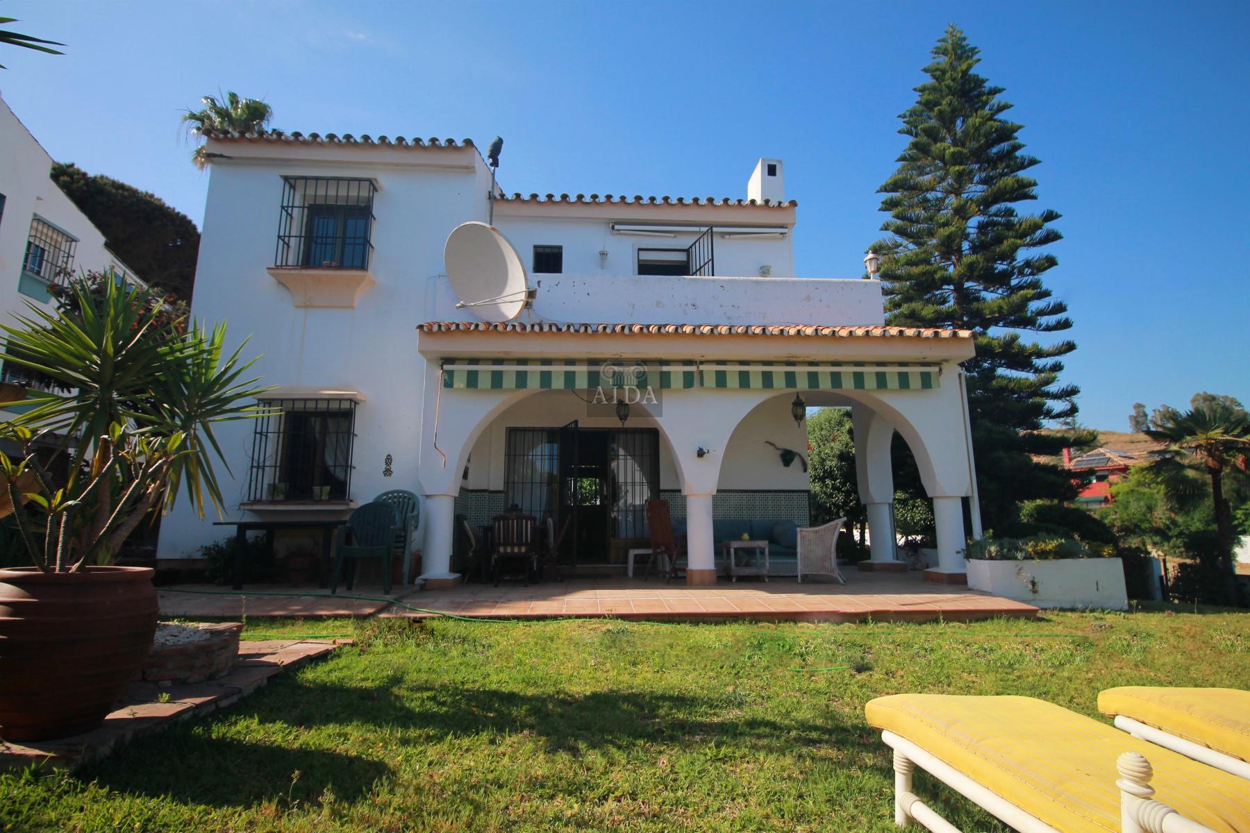 For sale of chalet in Estepona
