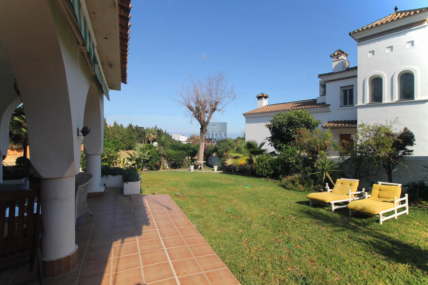 For sale of chalet in Estepona
