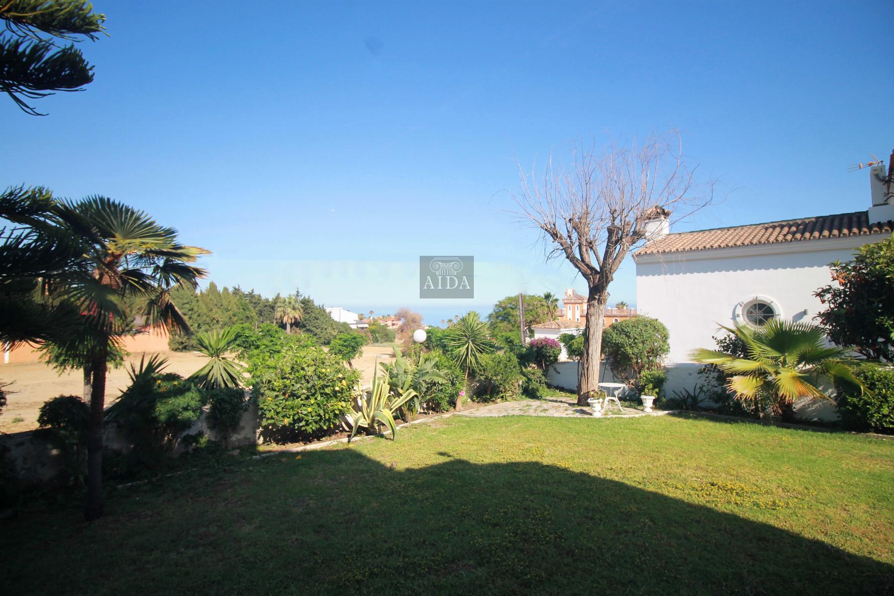 For sale of chalet in Estepona