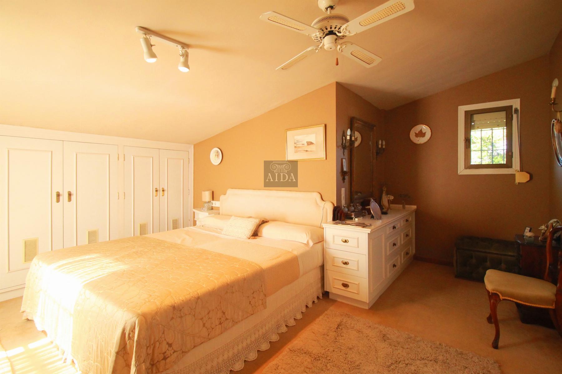 For sale of chalet in Estepona