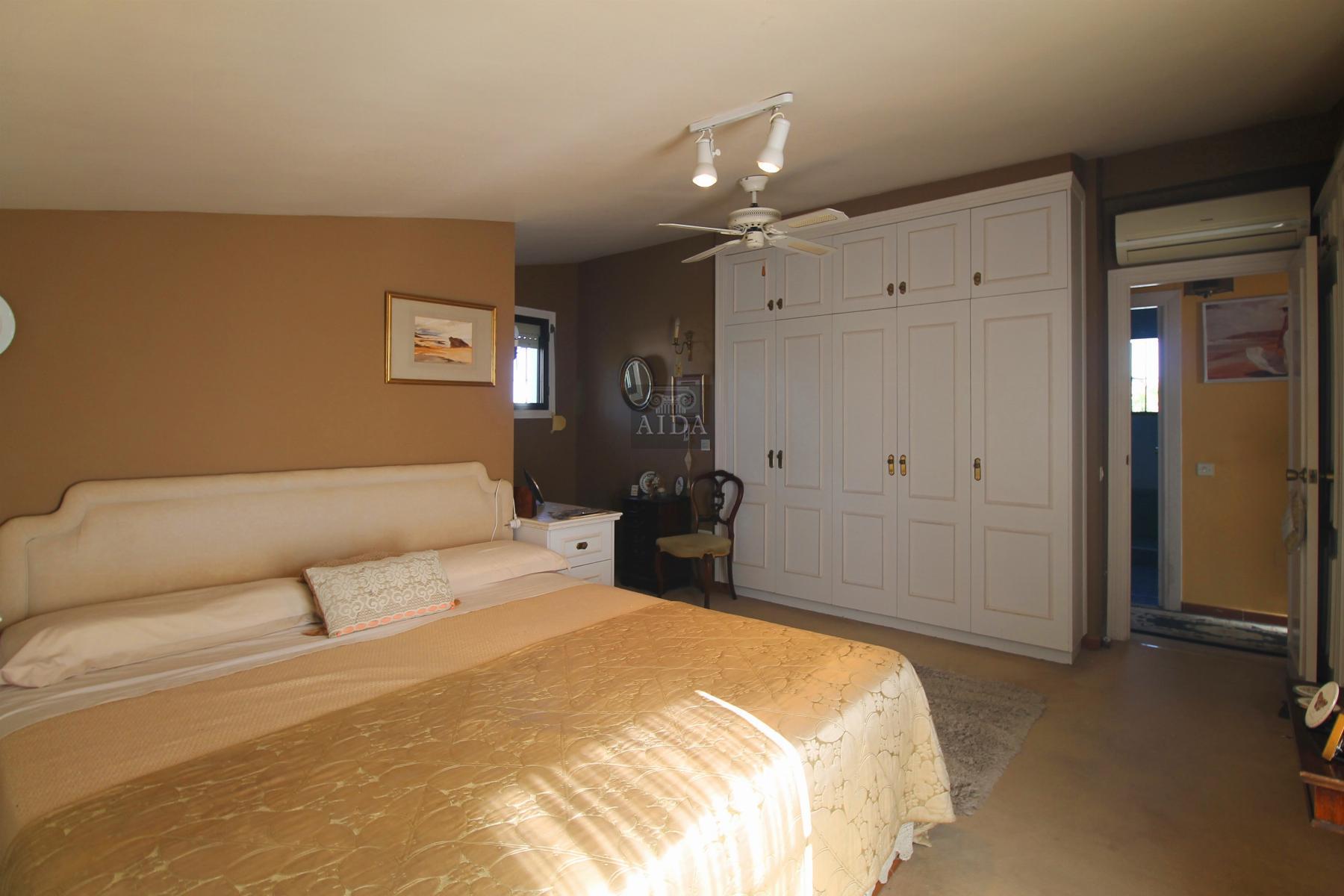 For sale of chalet in Estepona