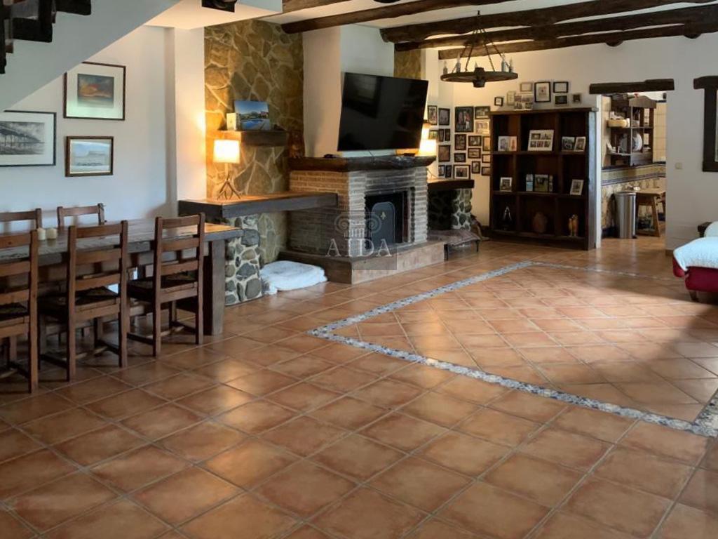 For sale of chalet in Estepona