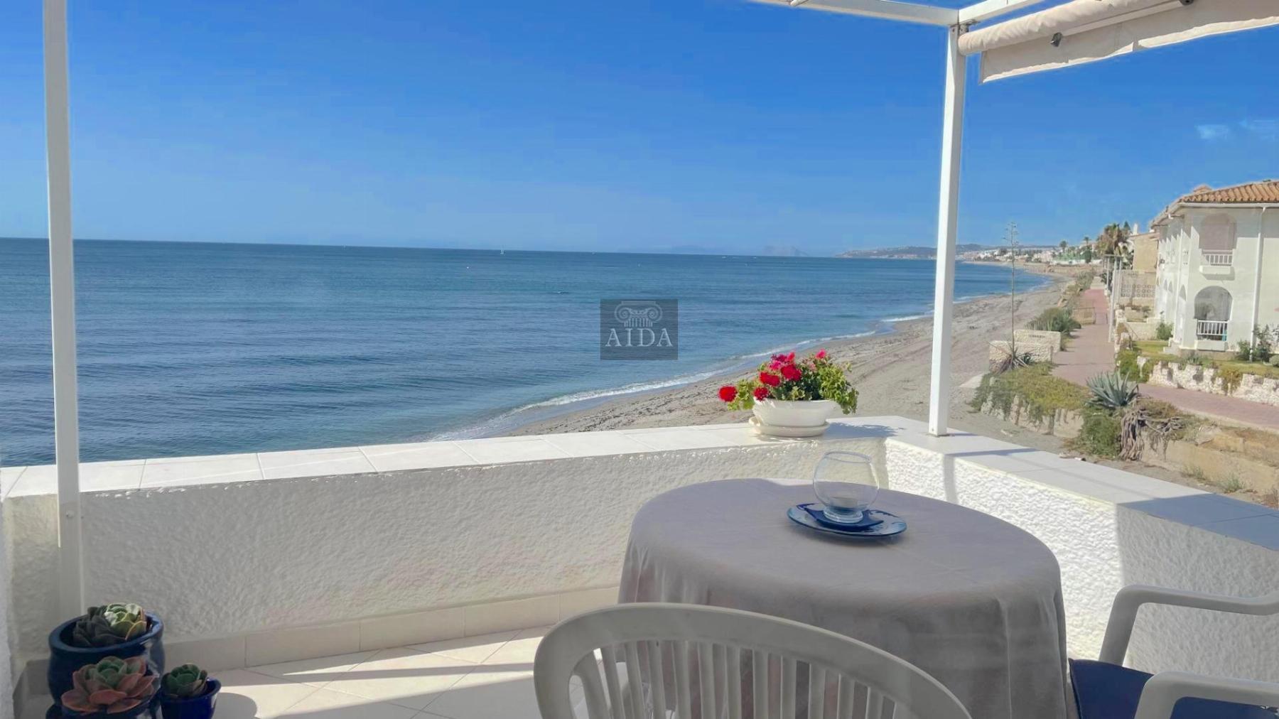 For sale of chalet in Estepona