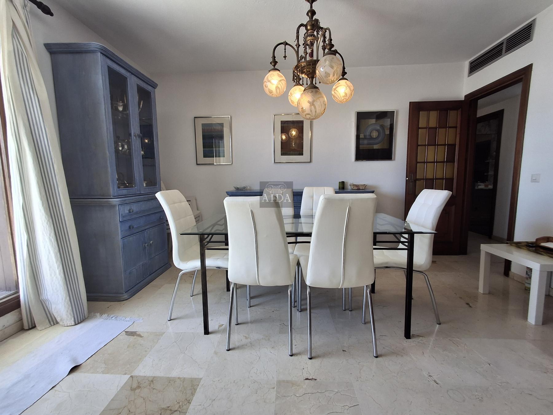 For sale of penthouse in Estepona