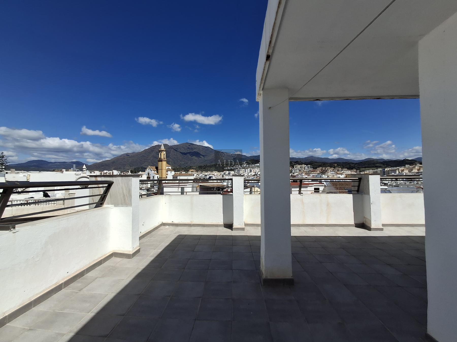 For sale of penthouse in Estepona