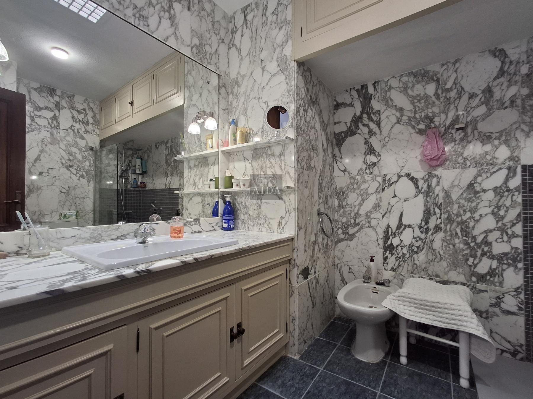 For sale of penthouse in Estepona