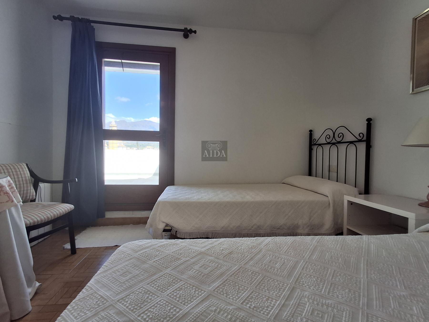 For sale of penthouse in Estepona