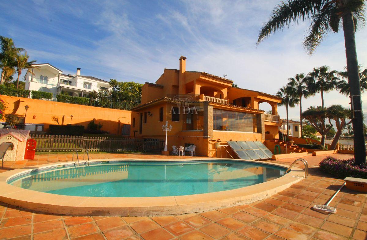 For sale of chalet in Estepona