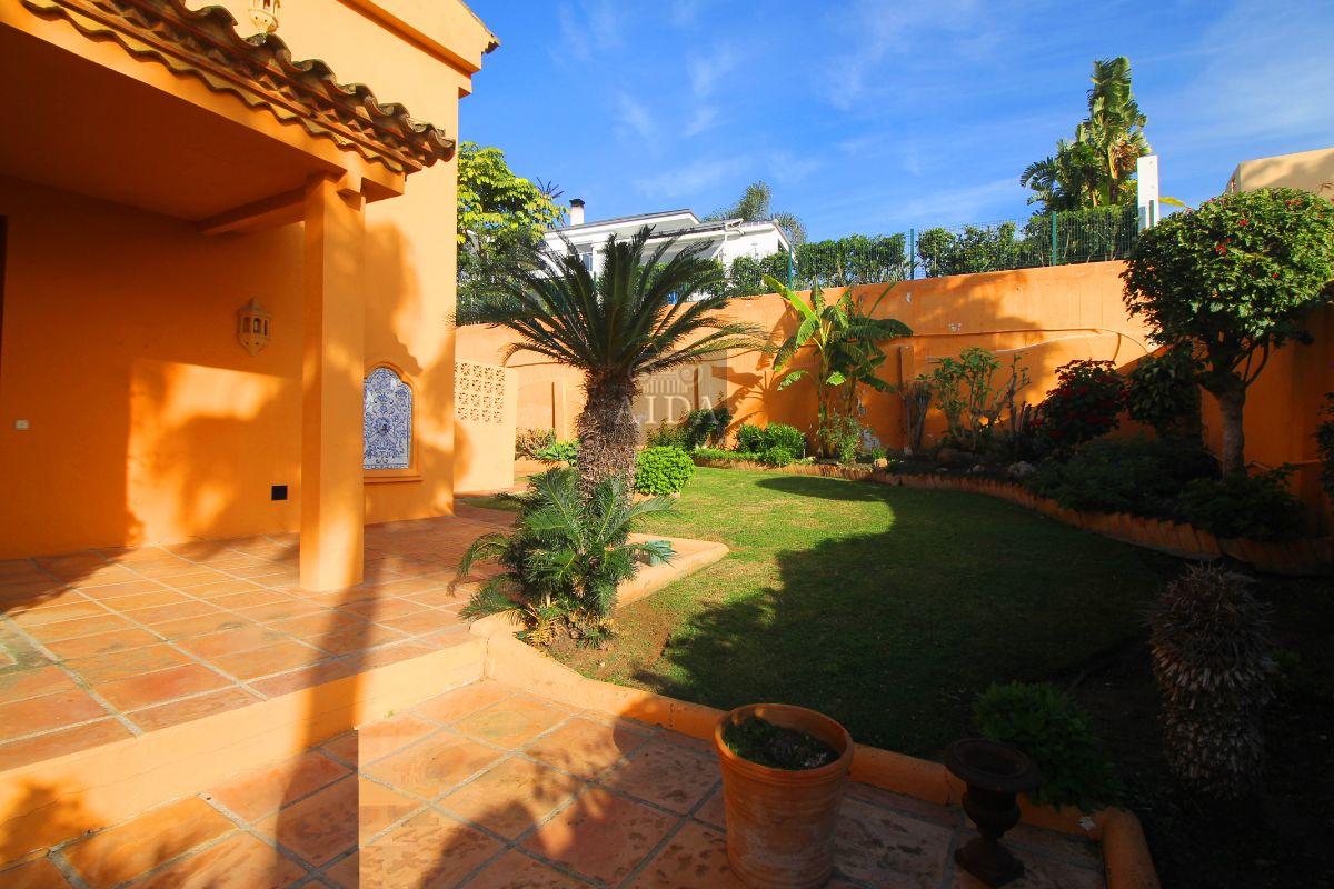 For sale of chalet in Estepona