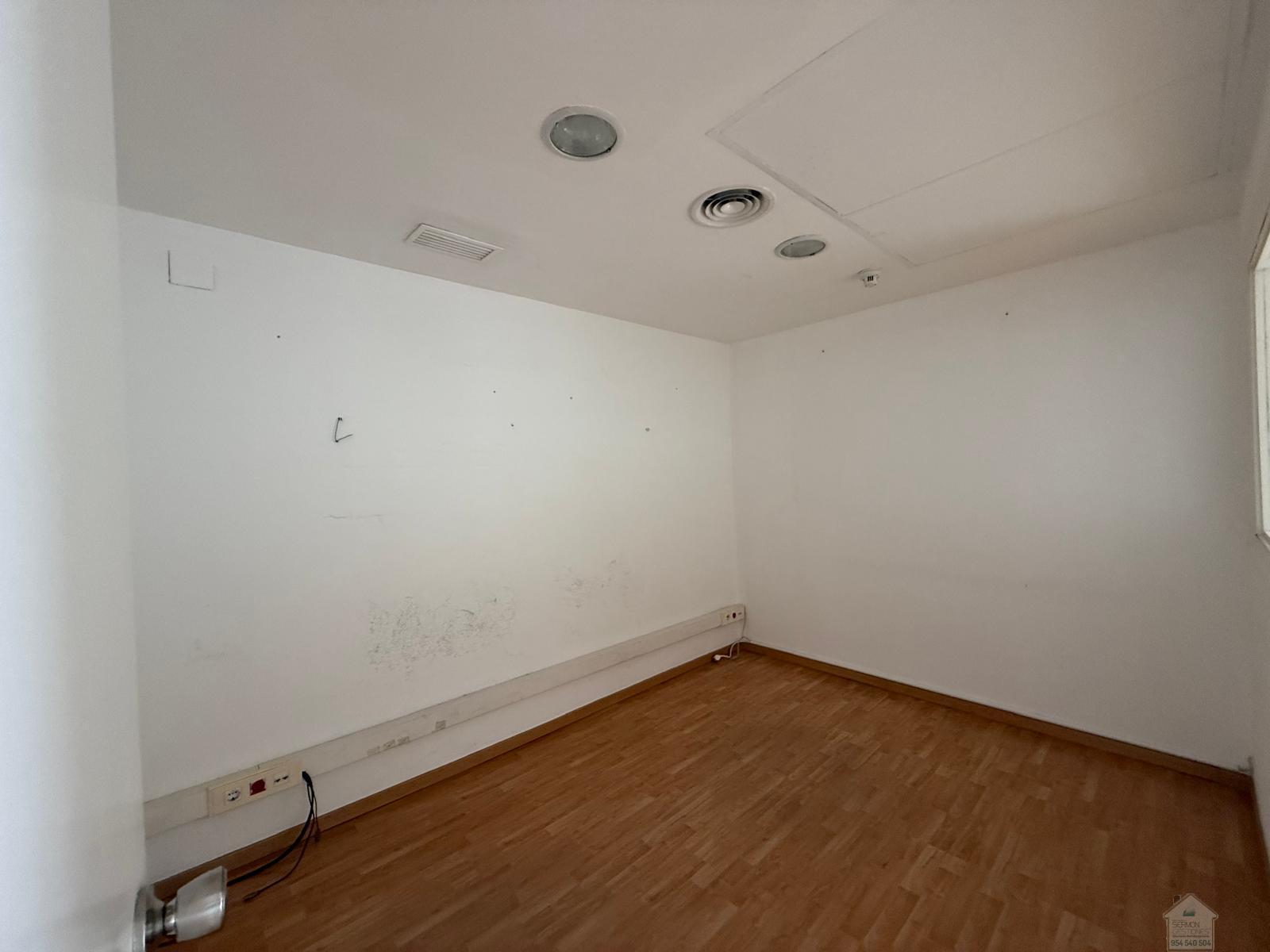 For rent of office in Sevilla