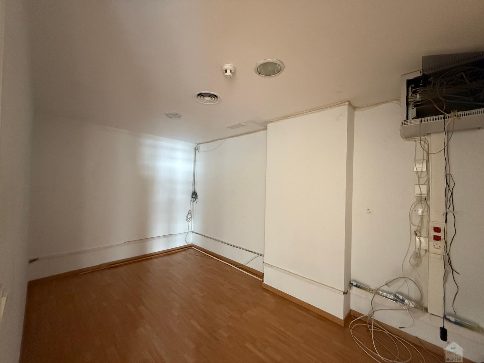 For rent of office in Sevilla