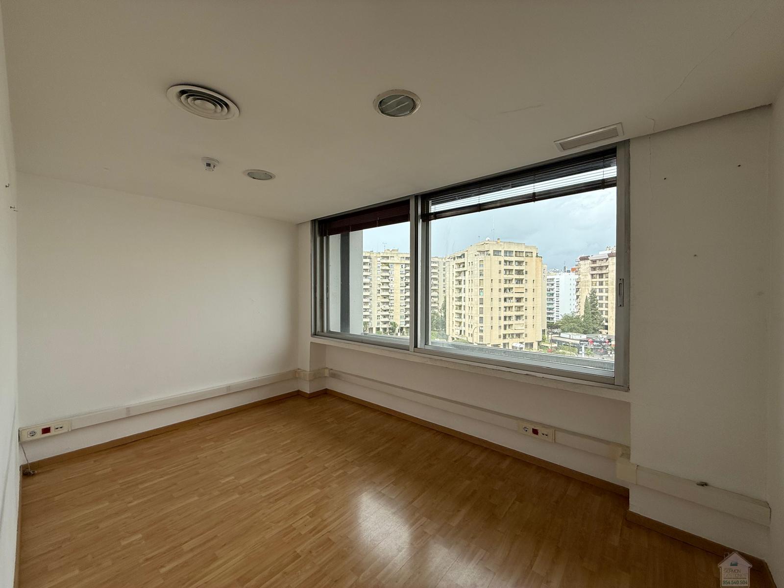 For rent of office in Sevilla