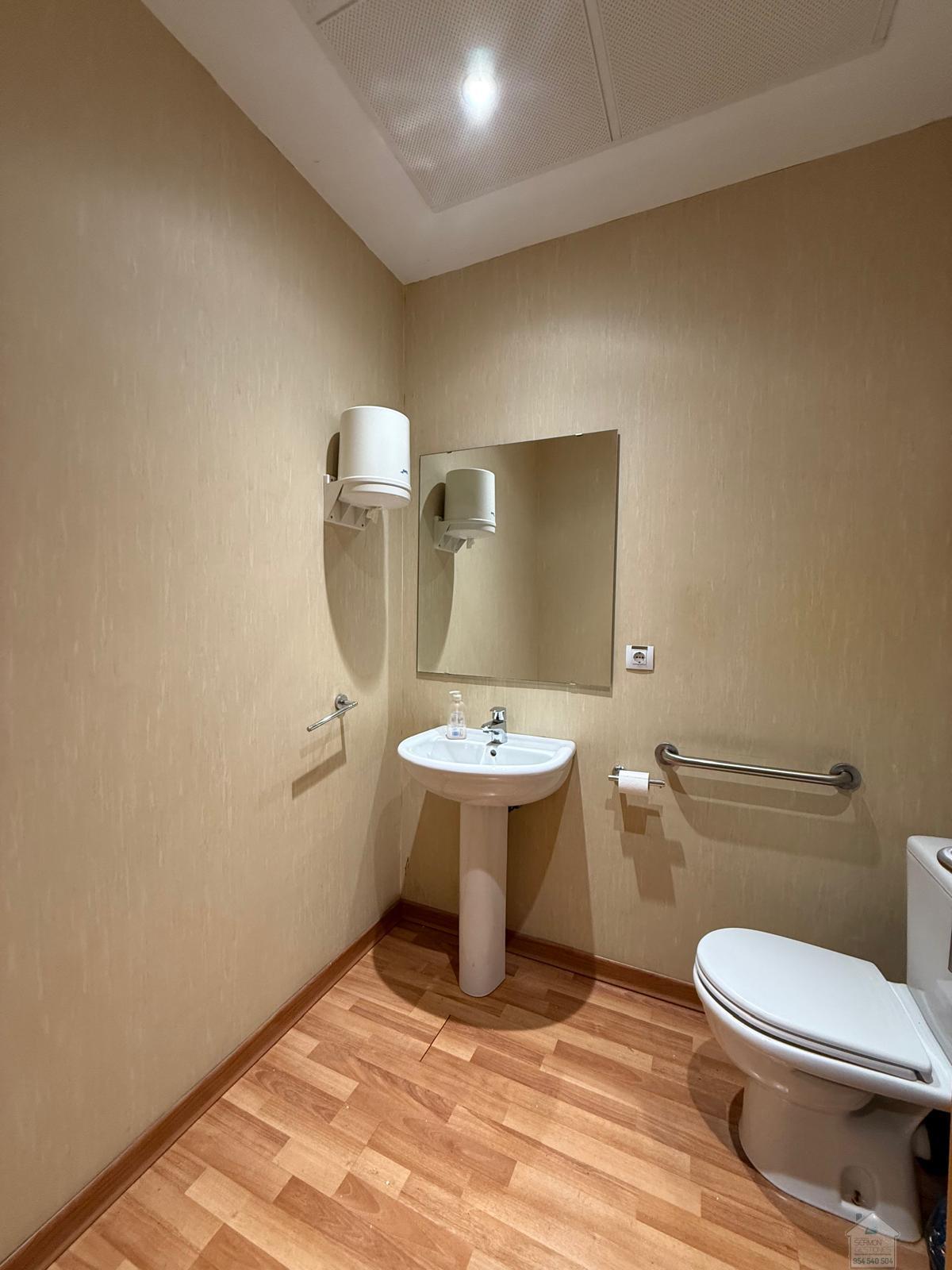 For rent of commercial in Sevilla