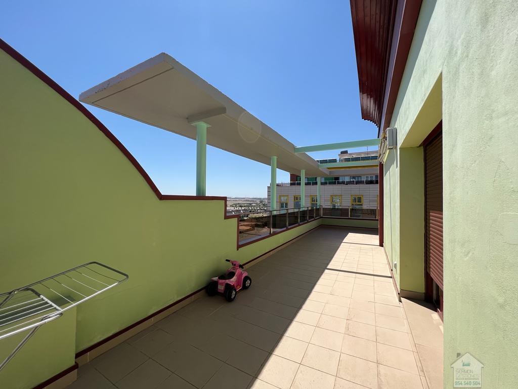 For sale of penthouse in Sevilla