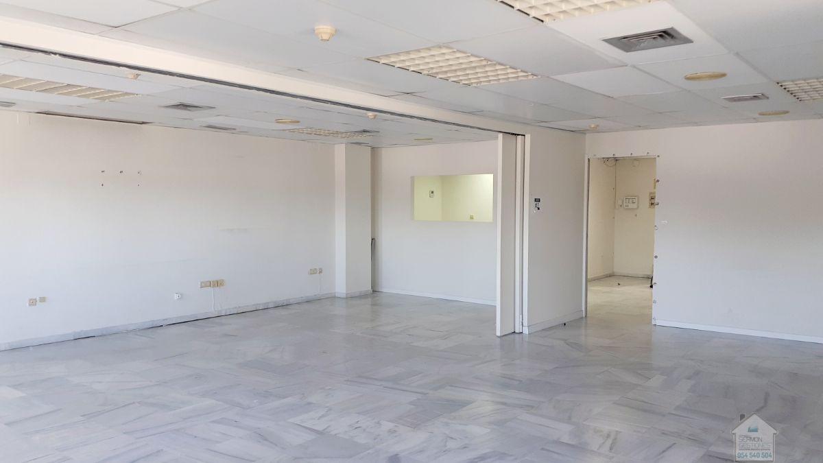 For rent of office in Sevilla