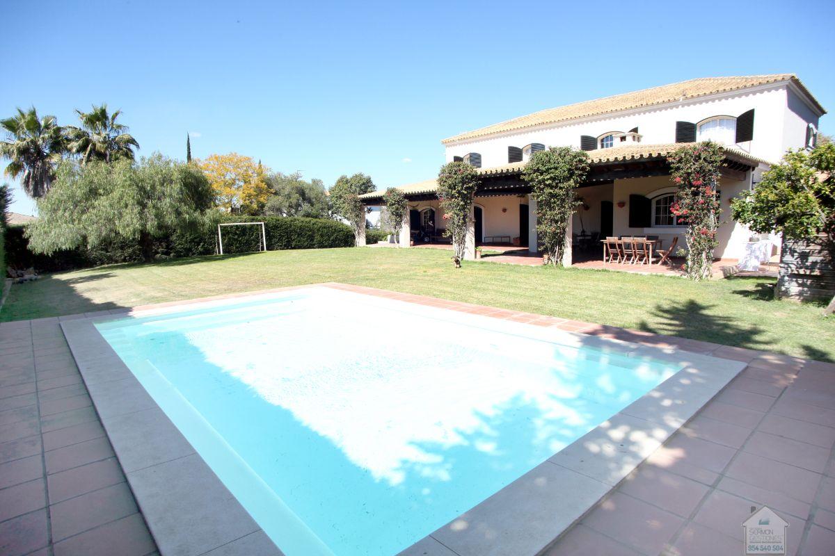 For sale of chalet in Mairena del Aljarafe