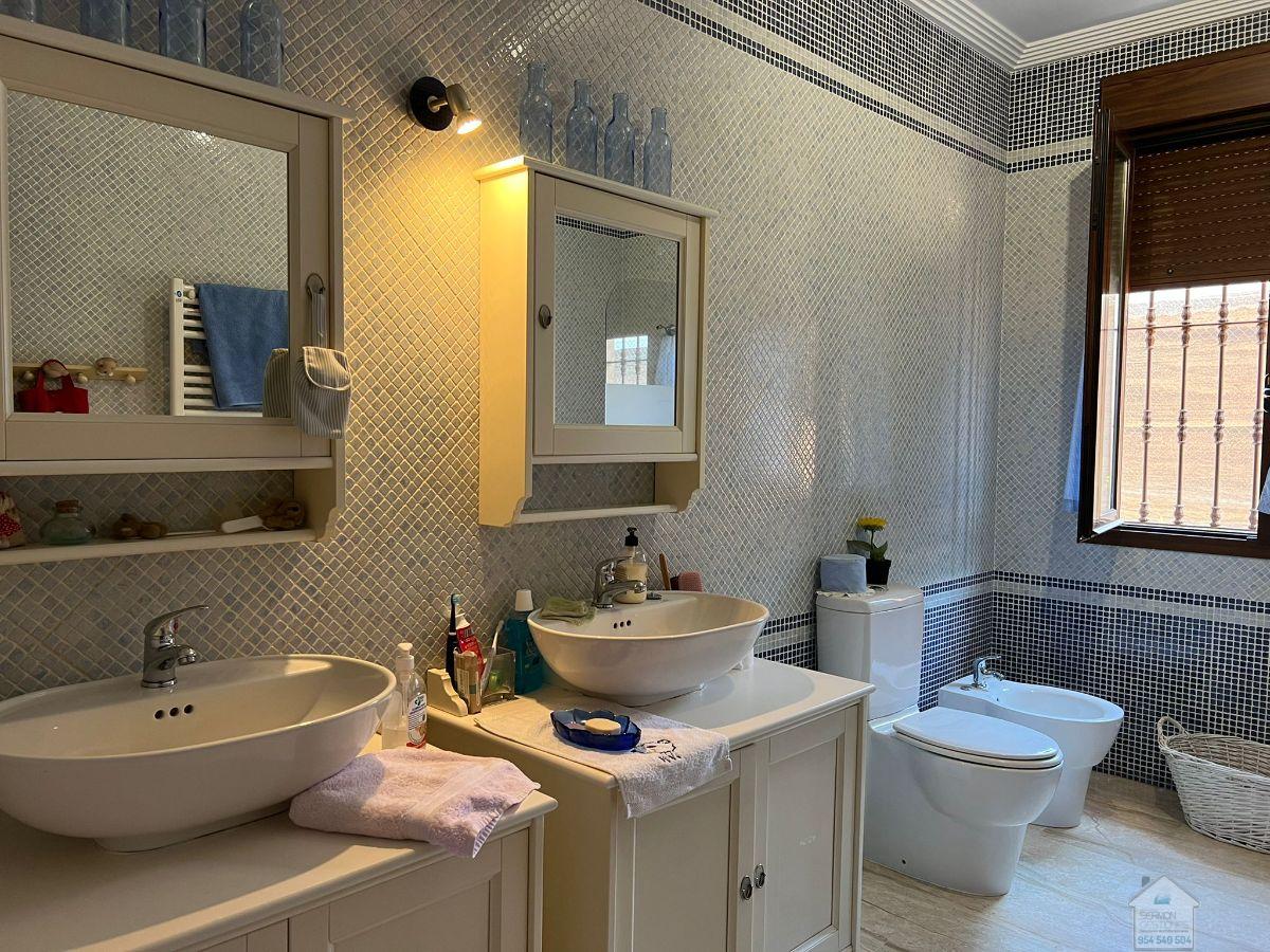 For sale of chalet in Sevilla