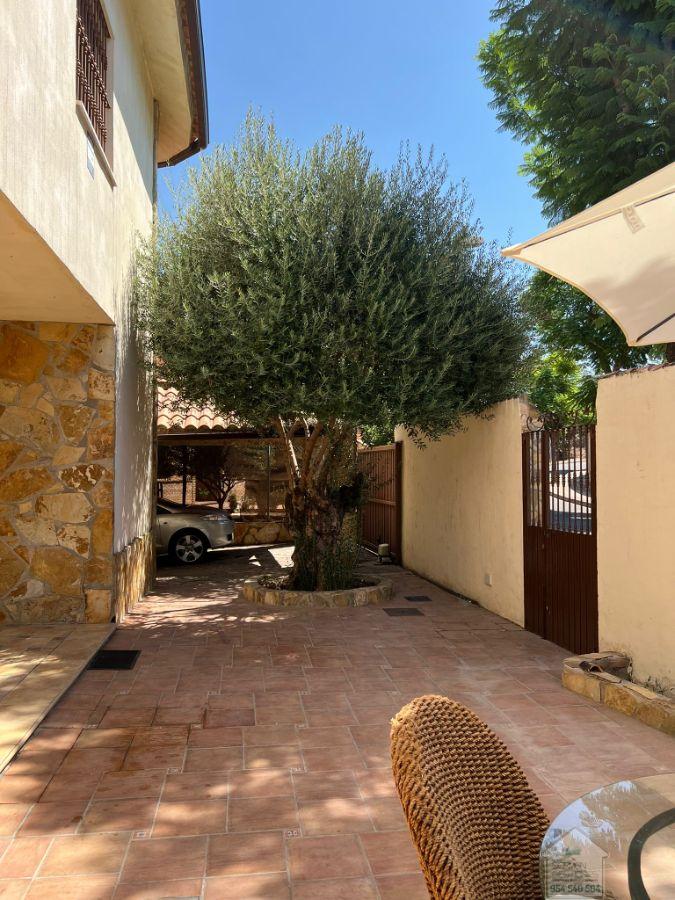 For sale of chalet in Sevilla