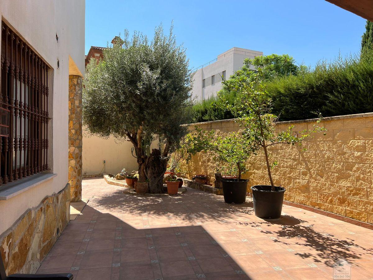 For sale of chalet in Sevilla