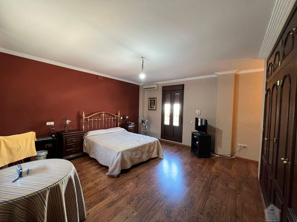 For sale of chalet in Sevilla