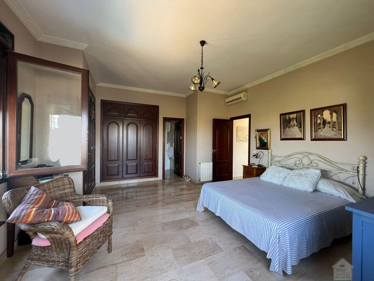 For sale of chalet in Sevilla