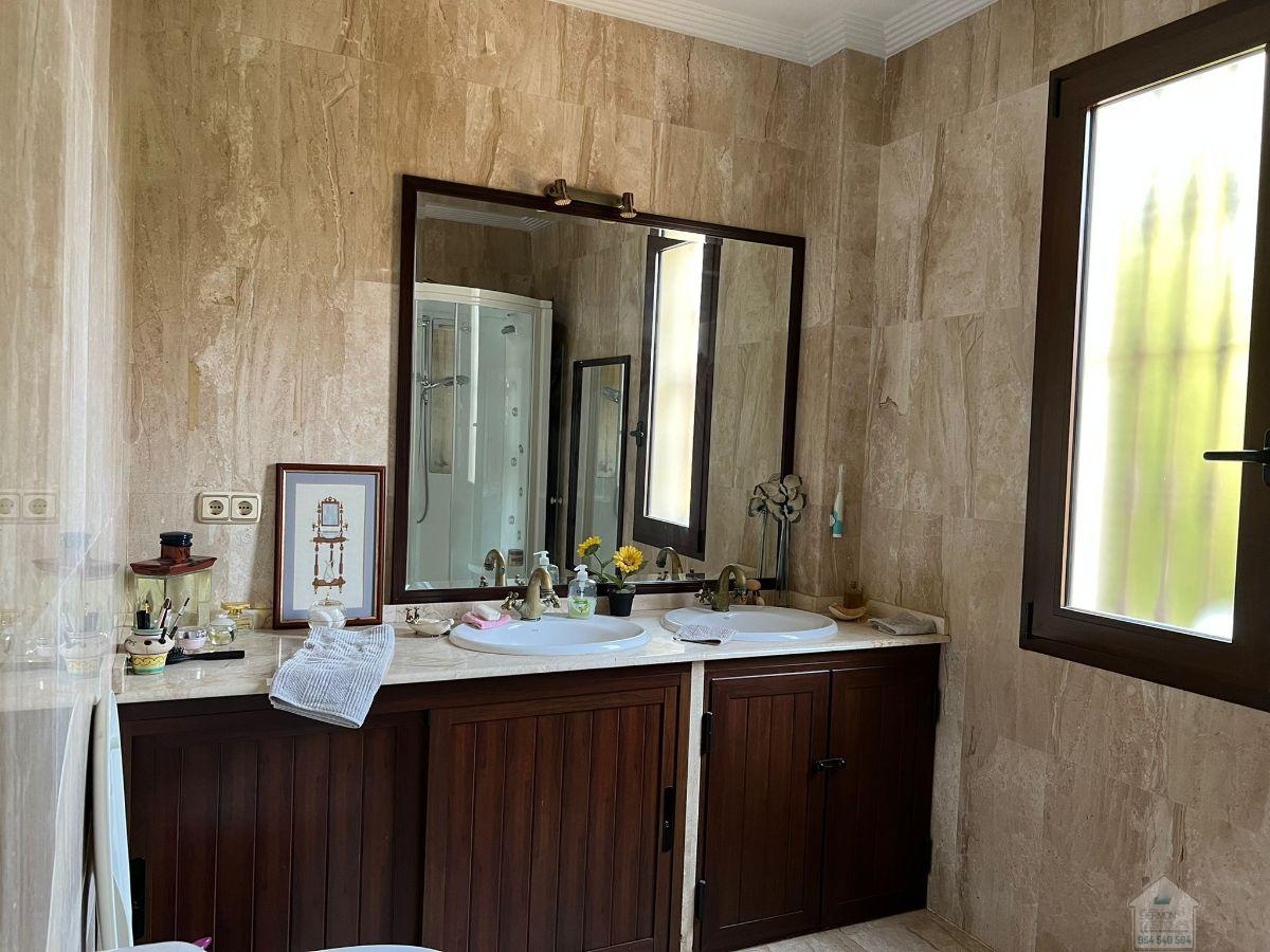 For sale of chalet in Sevilla