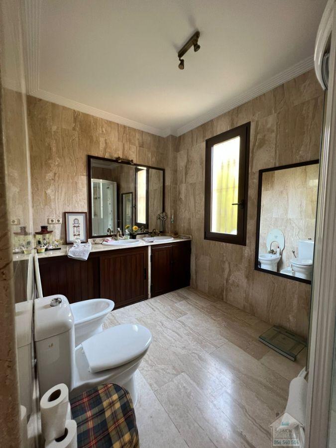 For sale of chalet in Sevilla