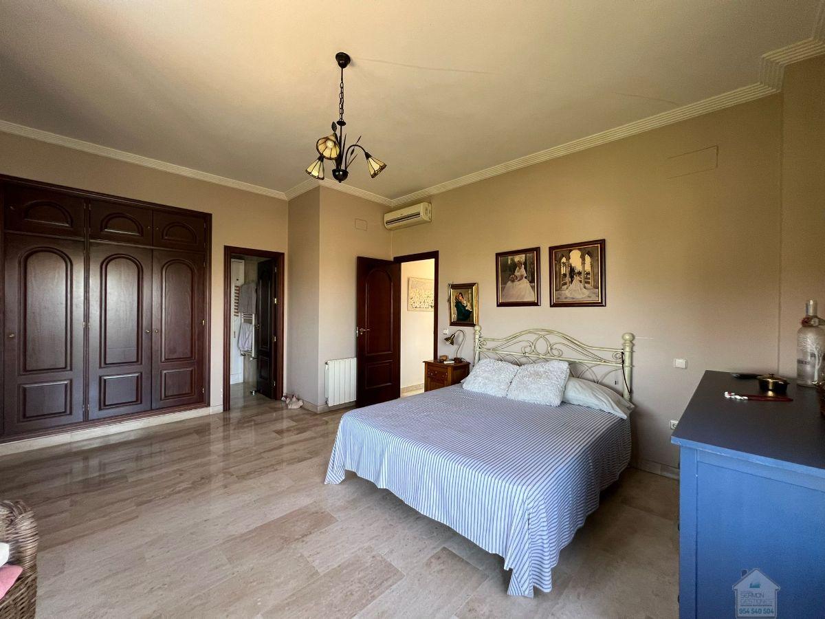 For sale of chalet in Sevilla