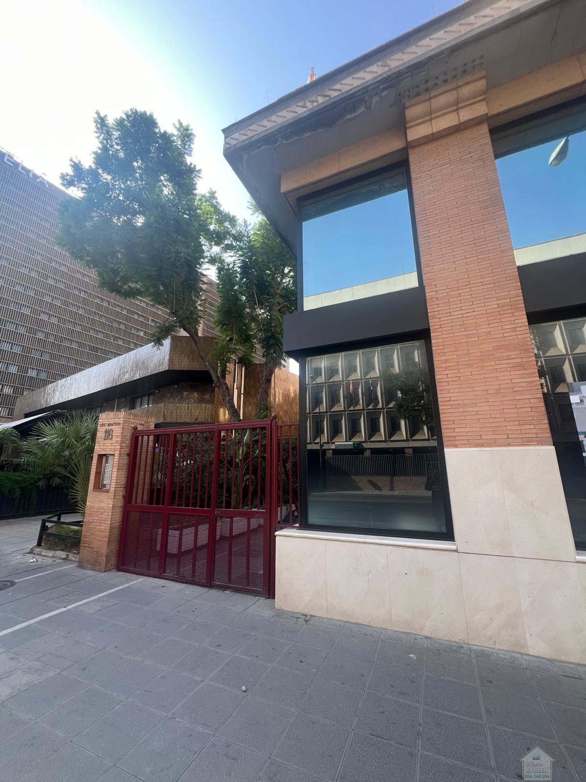 For sale of garage in Sevilla