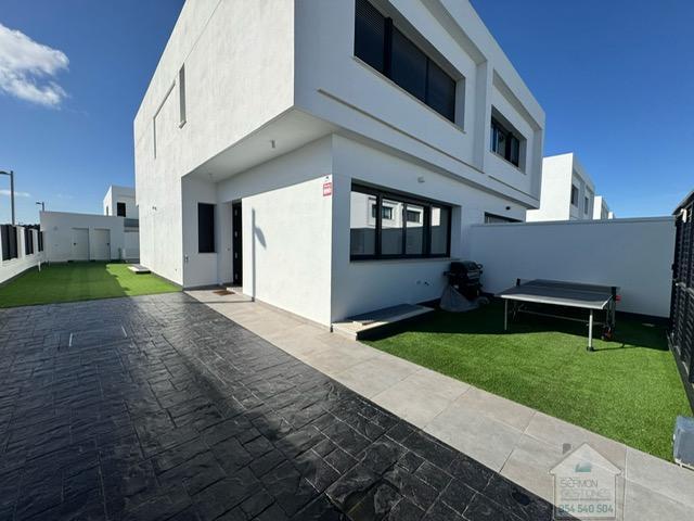For sale of house in Dos Hermanas