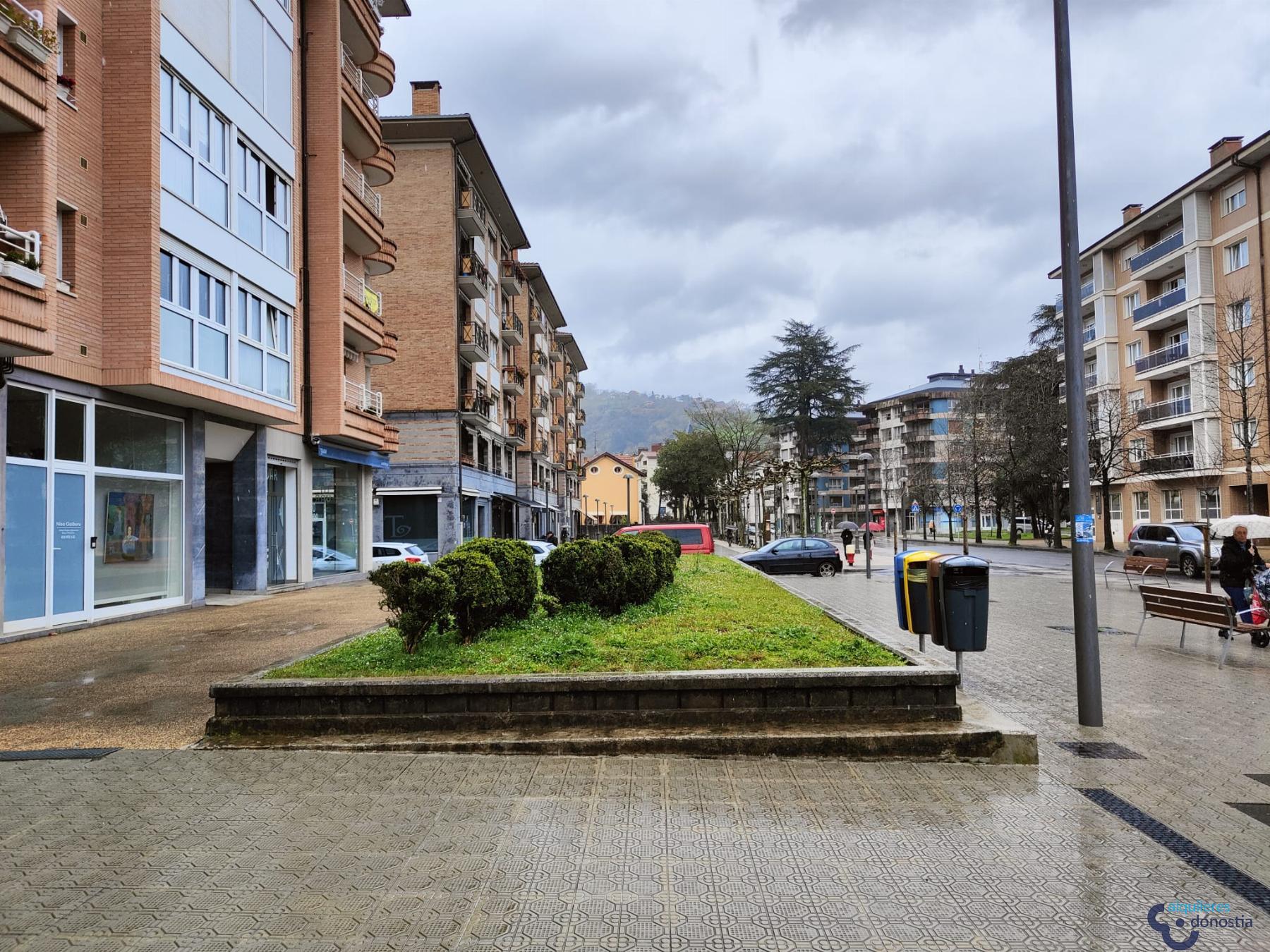 For rent of commercial in Tolosa