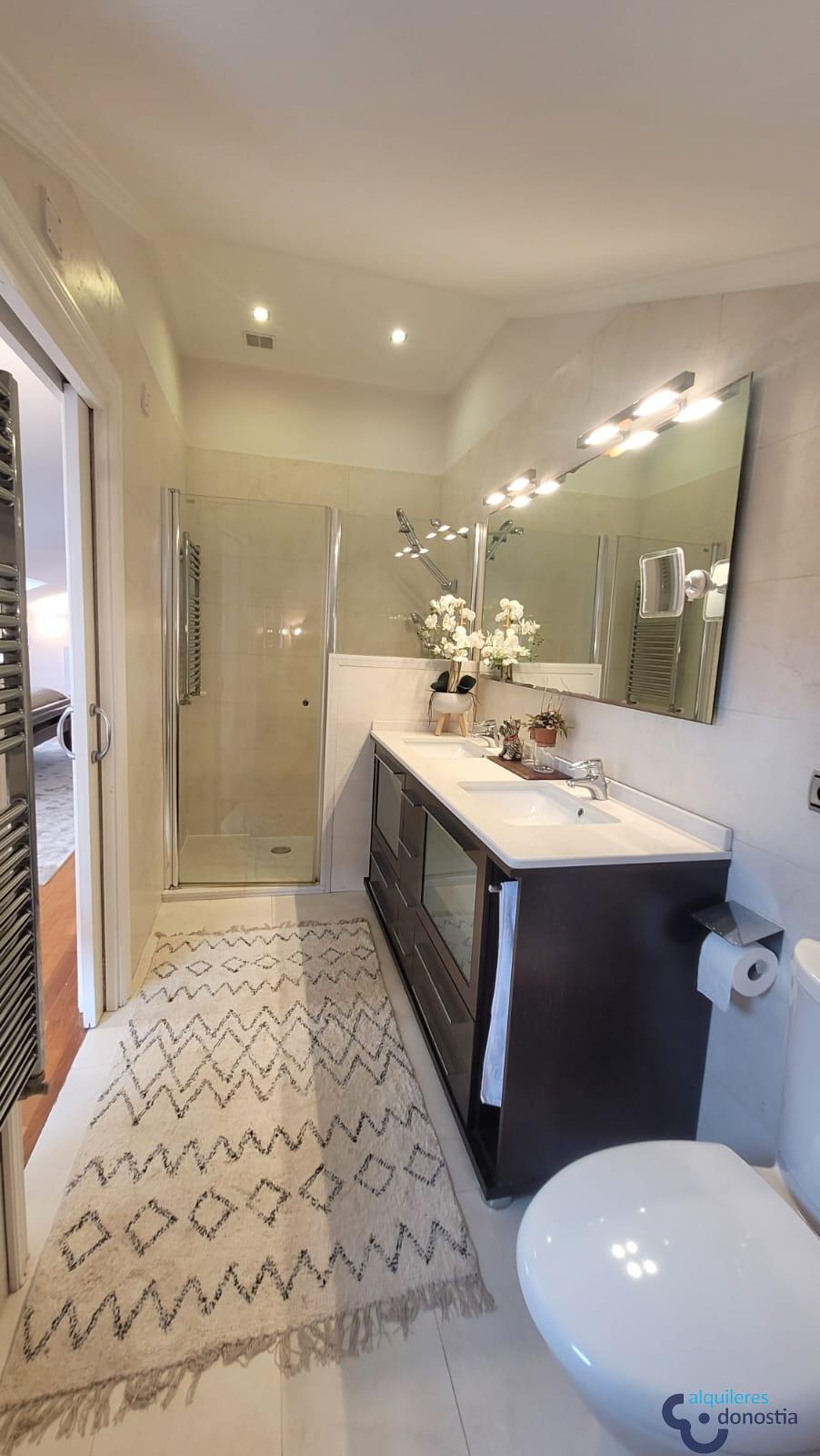Suite bathroom