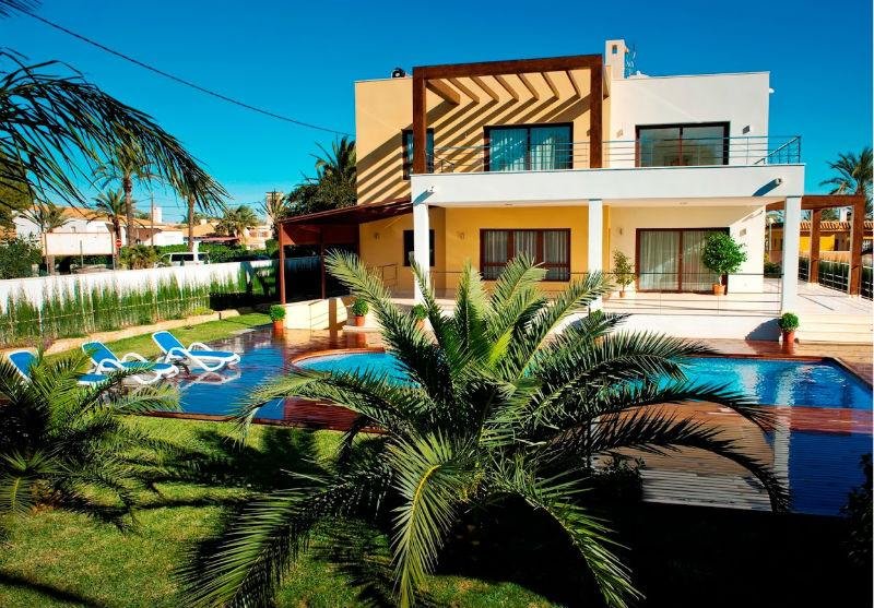 For sale of villa in Orihuela Costa