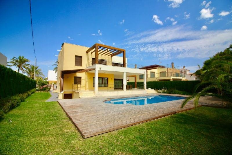 For sale of villa in Orihuela Costa