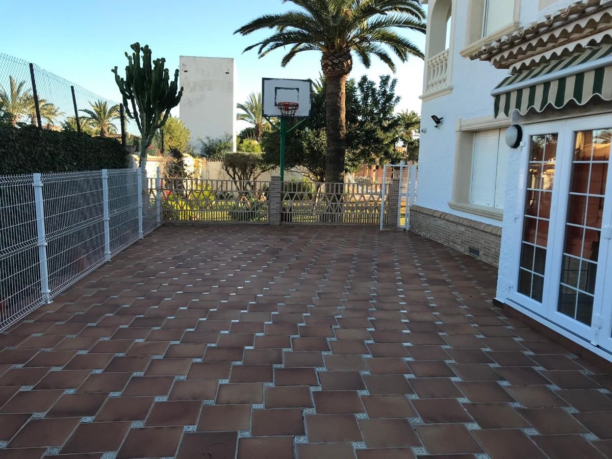 For sale of villa in Orihuela Costa