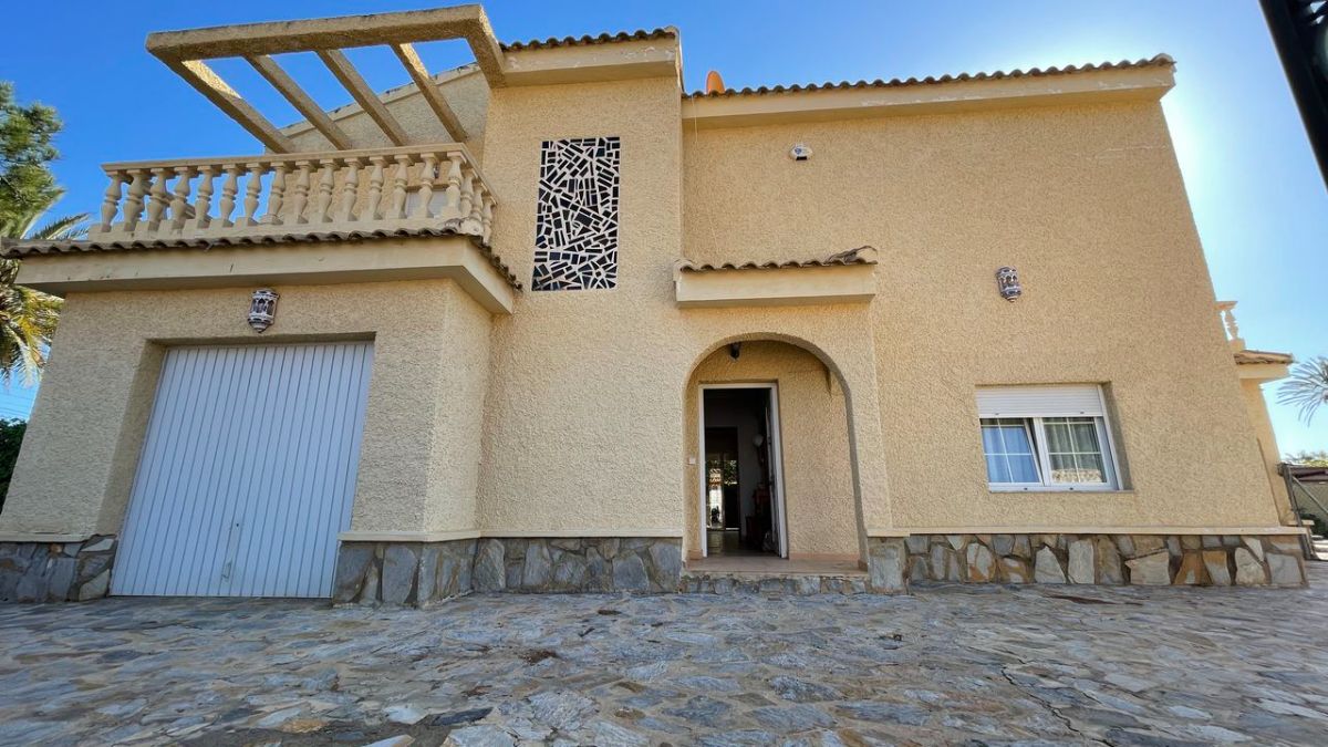 For sale of villa in Orihuela Costa