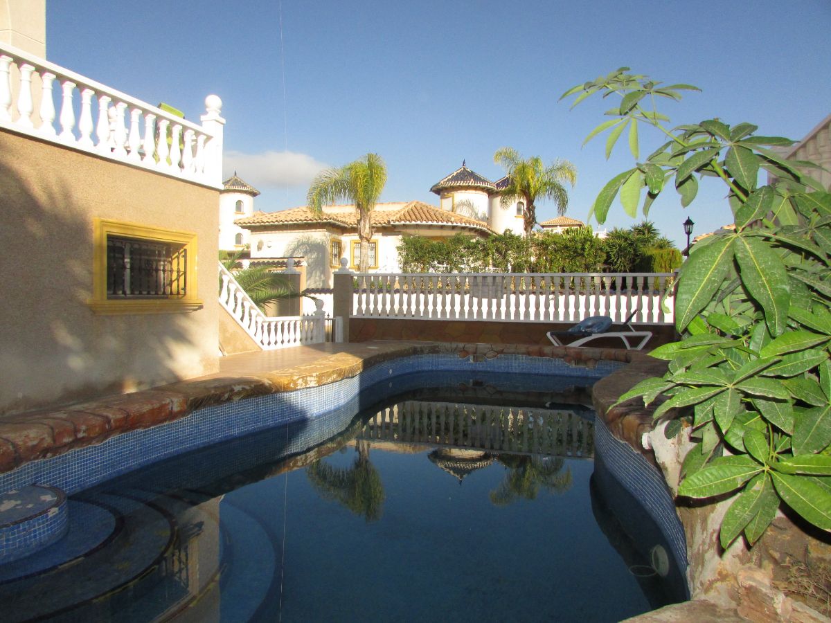Zu verkaufen von chalet in
 Orihuela Costa